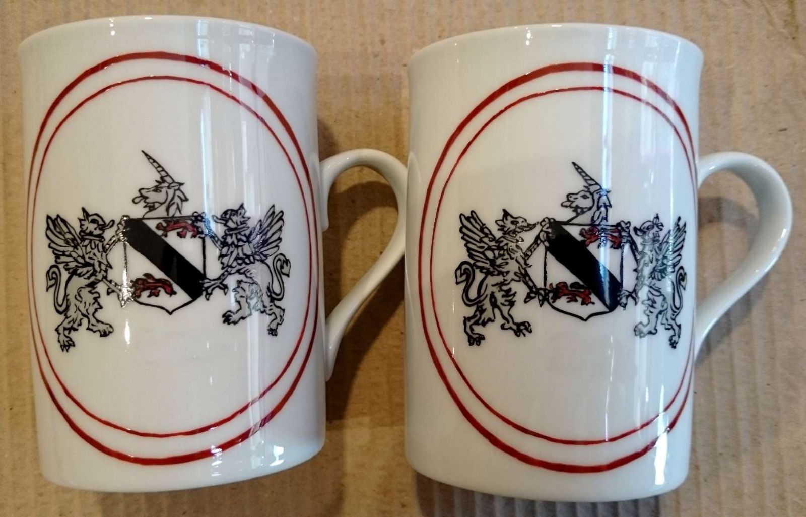 Mugs Anglais en porcelaine personnalisés par un blason.